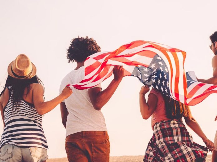 jovenes-con-bandera-de-estados-unidos