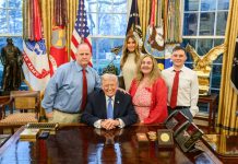 Trump recibe en el Despacho Oval a familia del sargento herido en ataque cerca de la Casa Blanca