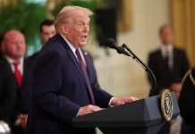 «Aprenderé español»: Trump bromea con postularse a la presidencia en Venezuela