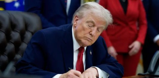 Trump escala la presión sobre Cuba y amenaza con aranceles a proveedores de petróleo