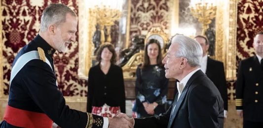 Benjamín León Jr. asume como embajador de EE. UU. en España tras presentar credenciales ante el Rey