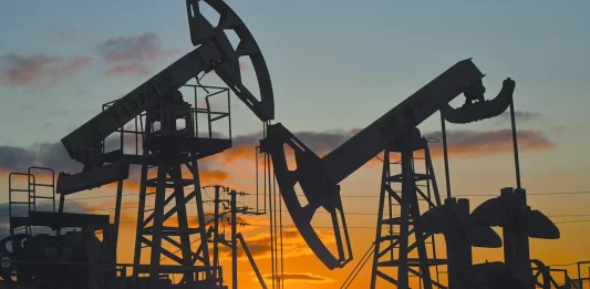 El petróleo se desploma tras el anuncio de Trump de una tregua de 5 días con Irán