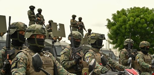 Militares y polícias se despliegan en Ecuador e imponen toque de queda nocturno en cuatro provincias