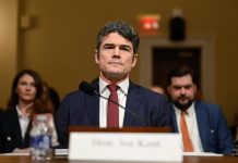 Dimite Joe Kent denunciando una «campaña de desinformación» para ir a la guerra con Irán