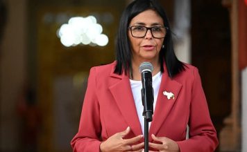 Washington premia el «pragmatismo» de Delcy Rodríguez levantando sus sanciones financieras