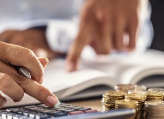 Récord de deducciones y dudas en el consumo: El balance agridulce de la temporada fiscal en EE.UU.