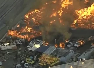 Gigantesco incendio en almacén de Ontario, California, desata alarma y moviliza a más de 100 bomberos