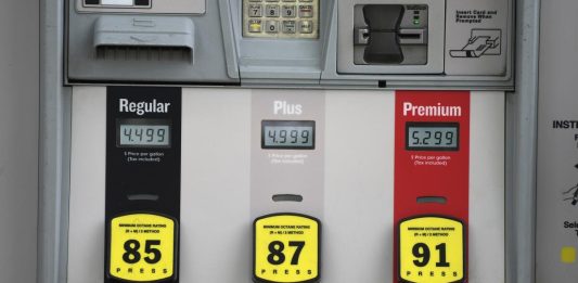 Gasolina a precios históricos: El «Día de los Caídos» más caro en años golpea el bolsillo de los estadounidenses