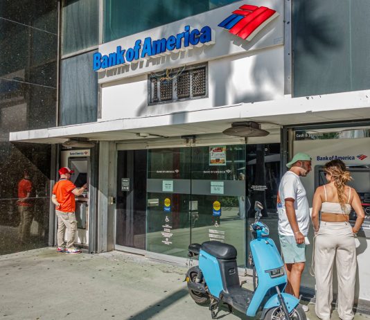 Orden ejecutiva exige rastrear el estatus migratorio de clientes financieros