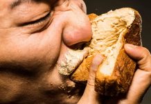 Cómo el simple acto de masticar protege tu cerebro contra el envejecimiento
