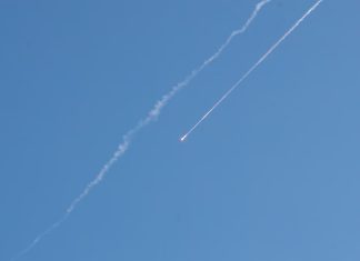 EE.UU. e Irán intercambian bombardeos y rompen el alto el fuego en Ormuz y Kuwait
