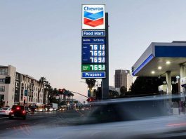 Casa Blanca evalúa suspender el impuesto federal a la gasolina ante la escalada de precios por la guerra con Irán