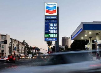 Casa Blanca evalúa suspender el impuesto federal a la gasolina ante la escalada de precios por la guerra con Irán