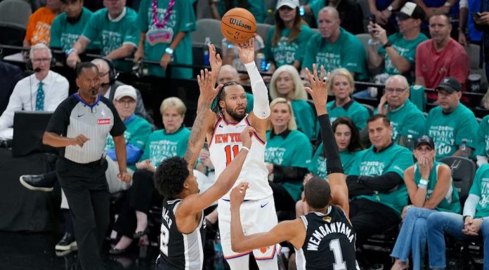 Los Knicks remontan en San Antonio y golpean primero en el inicio de las Finales de la NBA