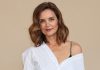 El truco de Katie Holmes para lucir radiante a los 47 años sin complicarse con el maquillaje