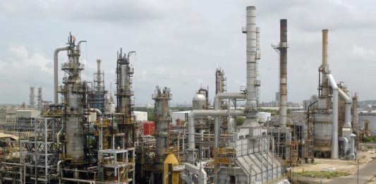 Petróleo se desploman más de un 4% tras el anuncio del acuerdo de paz entre EE.UU. e Irán