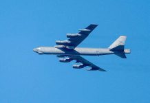 Mueren ocho personas tras estrellarse un bombardero B-52 en una base aérea en California