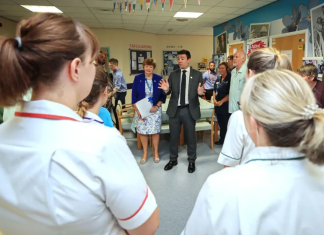 Andy Burnham es confirmado como nuevo líder laborista y asumirá como primer ministro del Reino Unido
