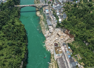 Un masivo deslizamiento de tierra sepulta varios edificios residenciales en el suroeste de China
